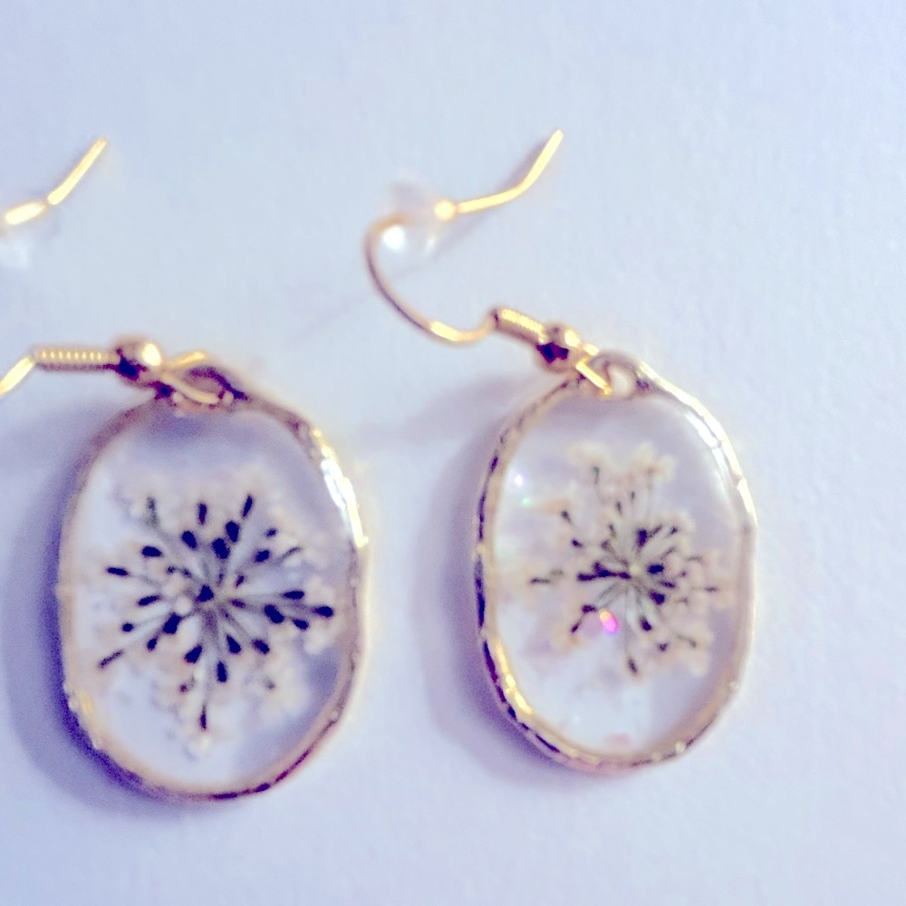 NWOT Earrings Dried Flowers in Resin, 1” tipped with gold, new wires